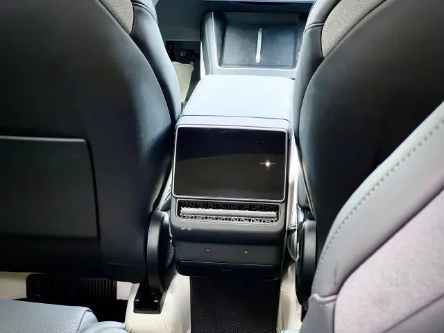Tesla Model Y L 2025 Facelift Long Range AWD — Фото автомобиля 15