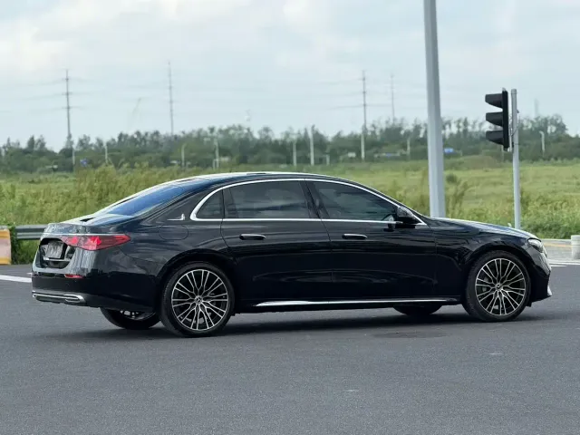 Mercedes-Benz E-Class — Фото автомобиля 3