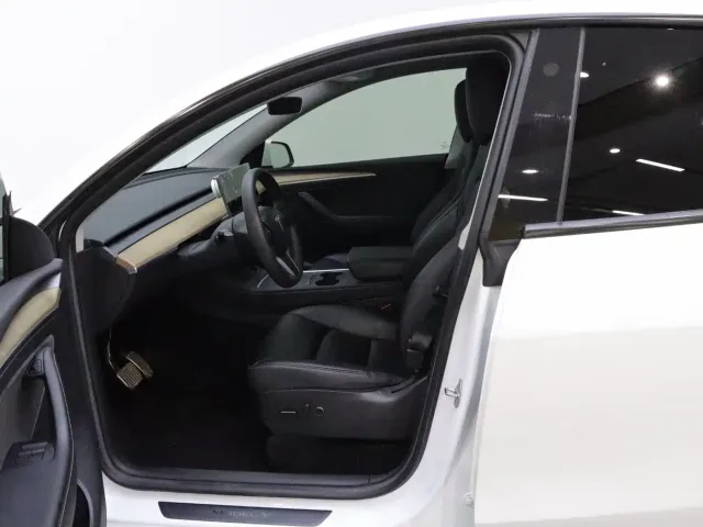 Tesla Model Y — Фото автомобиля 11