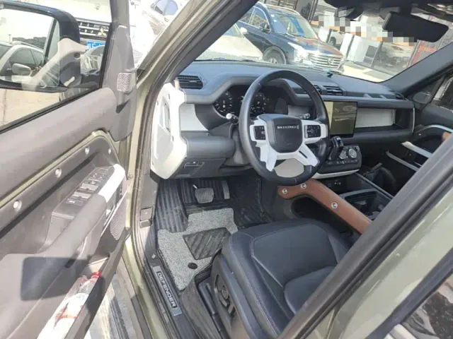 Land Rover Defender — Фото автомобиля 15