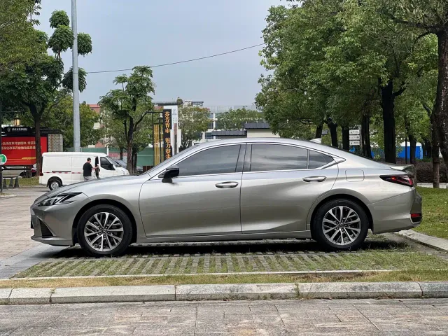 Lexus ES — Фото автомобиля 7
