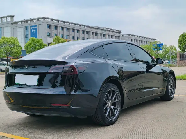 Tesla Model 3 — Фото автомобиля 6