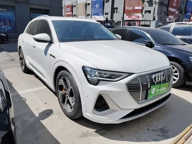 Audi e-tron — Фото автомобиля 3