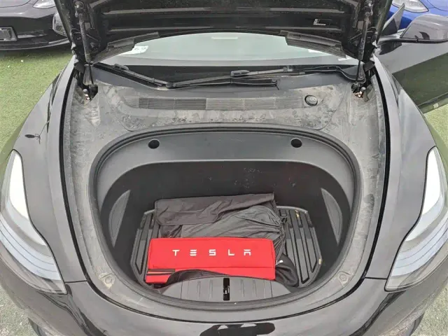 Tesla Model 3 — Фото автомобиля 15