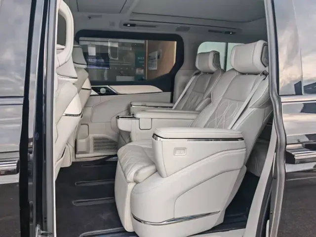 Volvo EM90 — Фото автомобиля 11