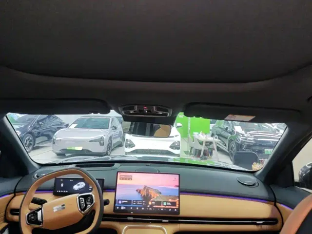 Geely Galaxy Starship 7 EM-i — Фото автомобиля 17
