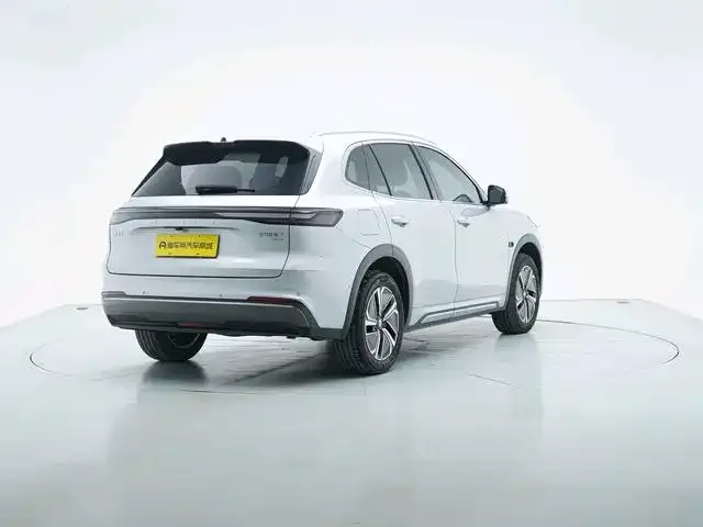 Geely Galaxy Starship 7 EM-i — Фото автомобиля 5