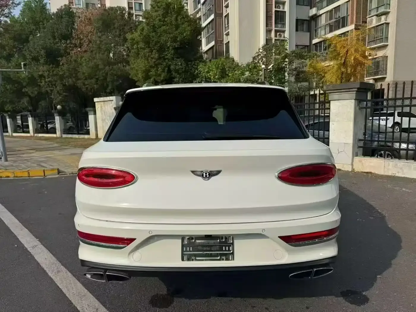 Bentley Bentayga 2021 4.0T V8 — Фото автомобиля 3