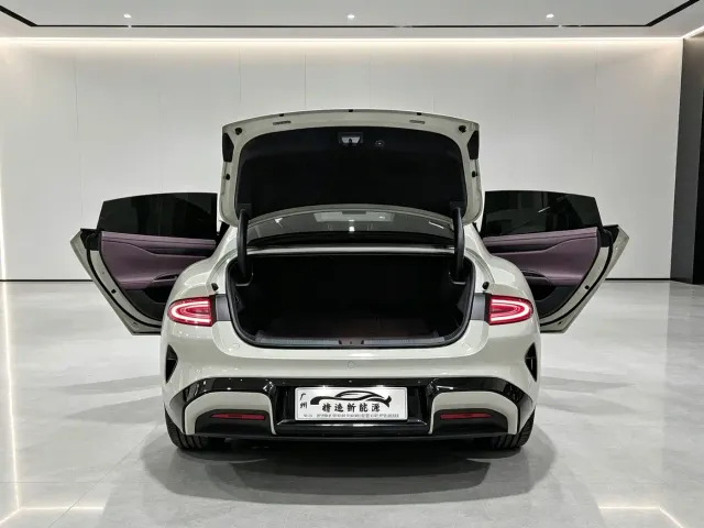 Xiaomi SU7 — Фото автомобиля 24