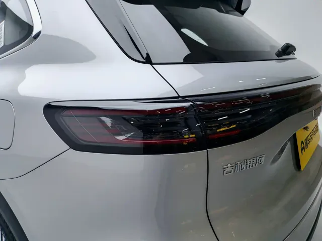 Geely Galaxy Starship 7 EM-i — Фото автомобиля 12
