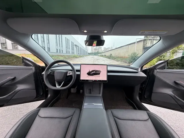 Tesla Model 3 — Фото автомобиля 5