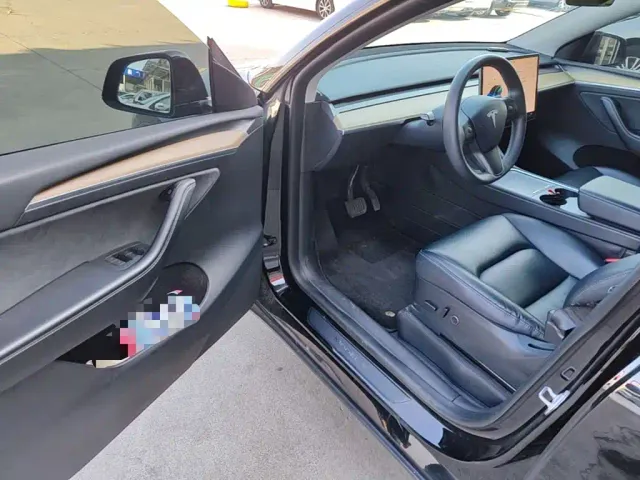 Tesla Model Y — Фото автомобиля 15