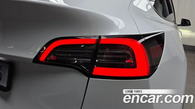Tesla Model Y — Фото автомобиля 18