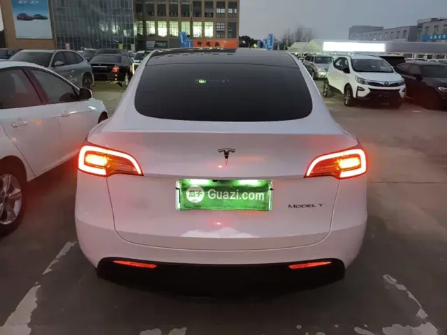 Tesla Model Y — Фото автомобиля 5
