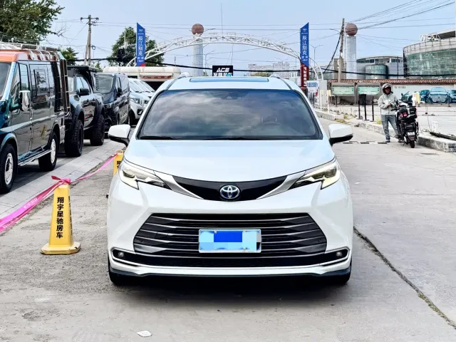 Toyota Toyota Sienna 2023 2.5L Hybrid Ultimate Edition — Фото автомобиля 2