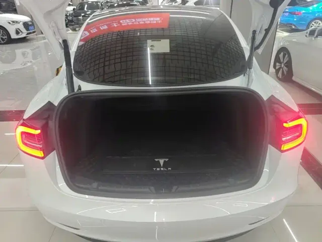 Tesla Model 3 — Фото автомобиля 18
