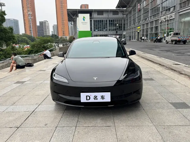 Tesla Model 3 — Фото автомобиля 2