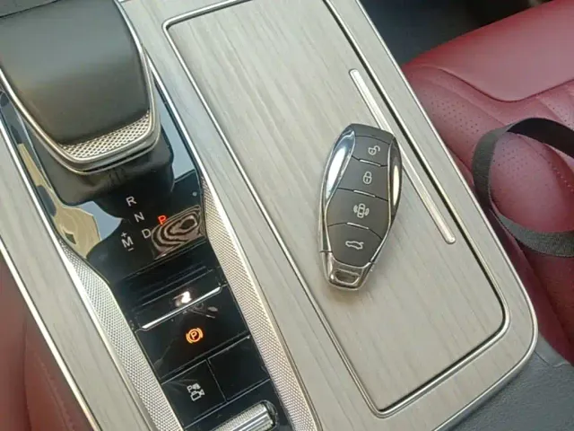 Hongqi HS5 — Фото автомобиля 12