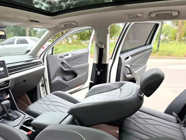 Volkswagen Tiguan L — Фото автомобиля 15