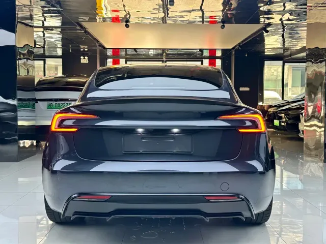 Tesla Model 3 — Фото автомобиля 13