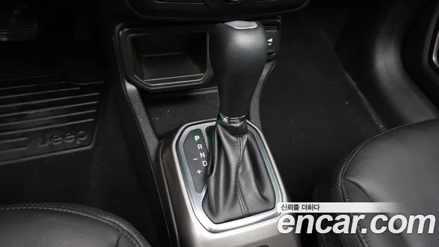 Jeep Renegade — Фото автомобиля 9