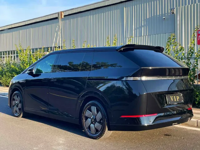 Xpeng X9 — Фото автомобиля 9