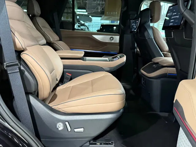 Lincoln Navigator — Фото автомобиля 14