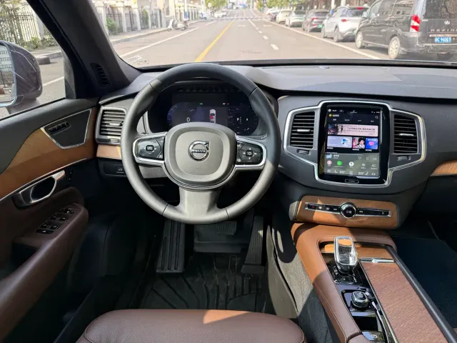 Volvo XC90 — Фото автомобиля 13