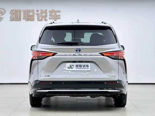 Toyota Sienna — Фото автомобиля 4
