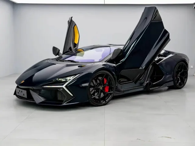 Lamborghini Revuelto — Фото автомобиля 3