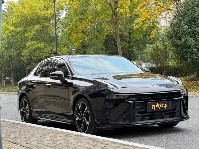 Lynk & Co 03 — Фото автомобиля 3