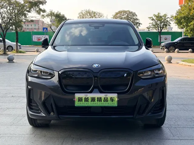 BMW iX3 — Фото автомобиля 2