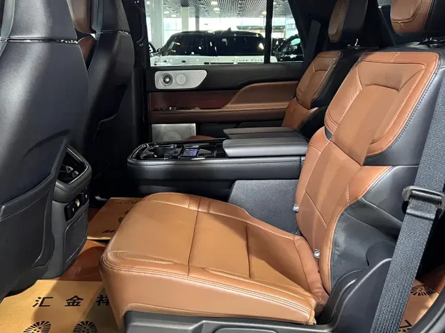 Lincoln Navigator — Фото автомобиля 16