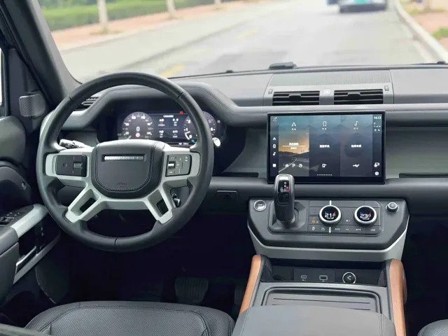 Land Rover Defender — Фото автомобиля 5