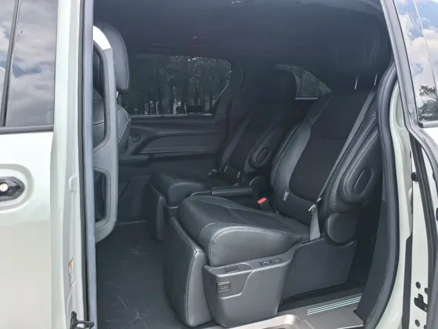 Toyota Sienna — Фото автомобиля 13