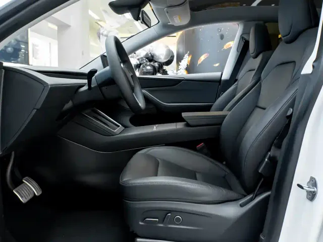 Tesla Model Y — Фото автомобиля 27