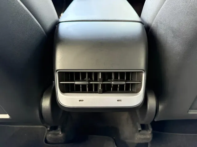 Tesla Model Y — Фото автомобиля 17