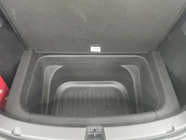 Tesla Model Y — Фото автомобиля 26