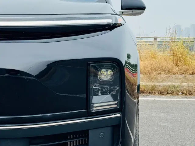 Li Auto L8 — Фото автомобиля 11