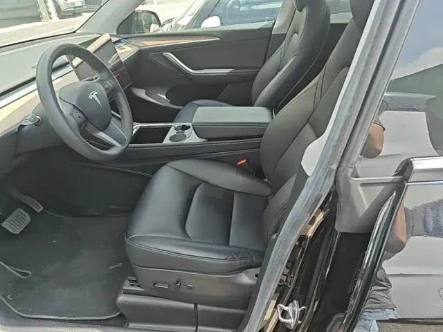 Tesla Model Y — Фото автомобиля 10