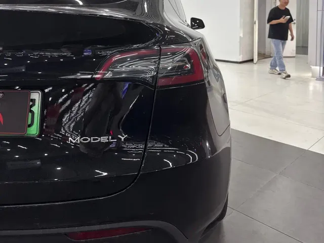 Tesla Model Y — Фото автомобиля 6