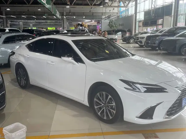 Lexus ES — Фото автомобиля 6