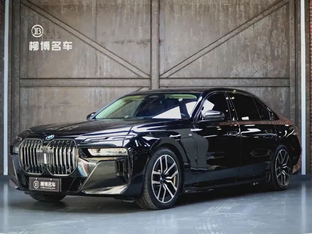 Фотография автомобиля — BMW i7