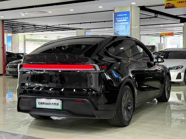 Tesla Model Y L — Фото автомобиля 5