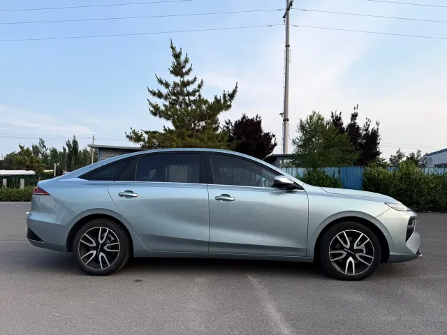 Roewe D6 — Фото автомобиля 9