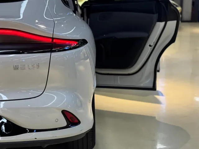 IM Motors LS6 — Фото автомобиля 29
