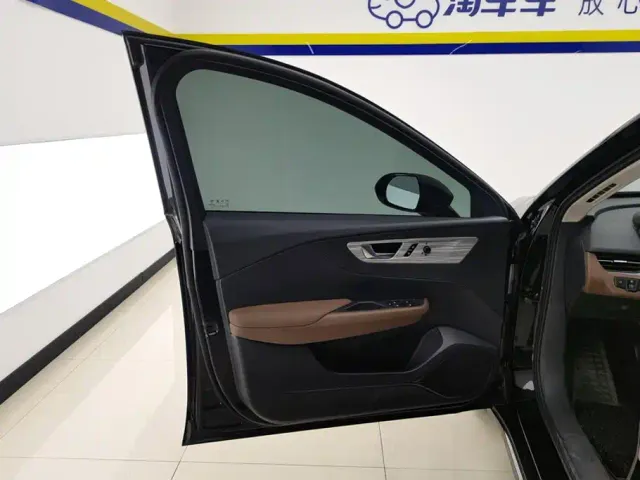 Hongqi E-QM5 — Фото автомобиля 7