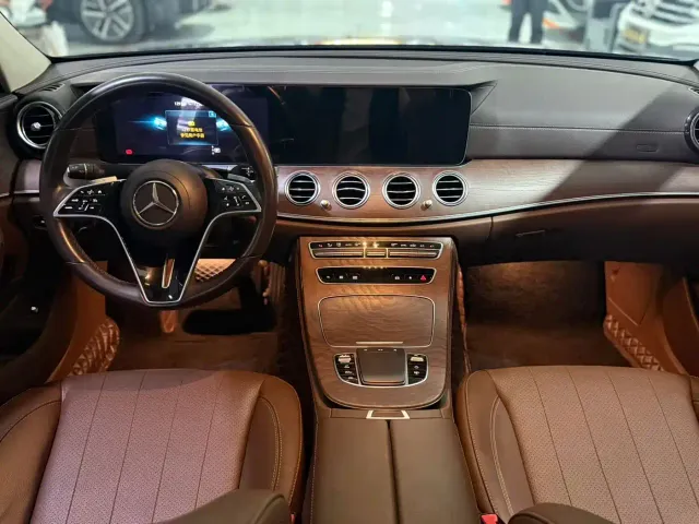 Mercedes-Benz E-Class — Фото автомобиля 5