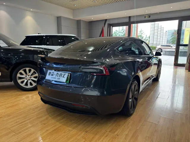 Tesla Model 3 — Фото автомобиля 15