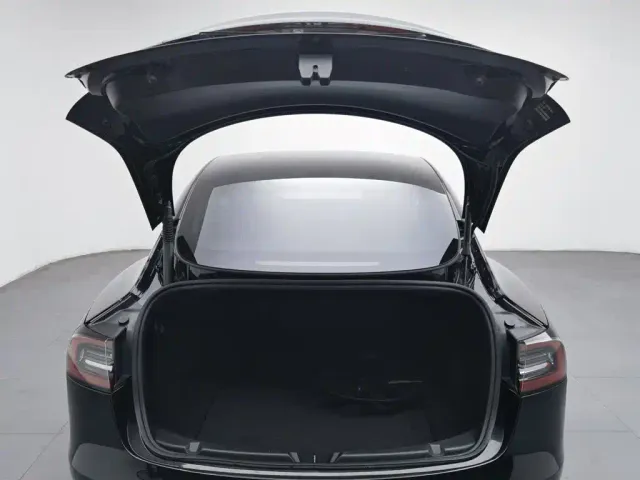 Tesla Model 3 — Фото автомобиля 16